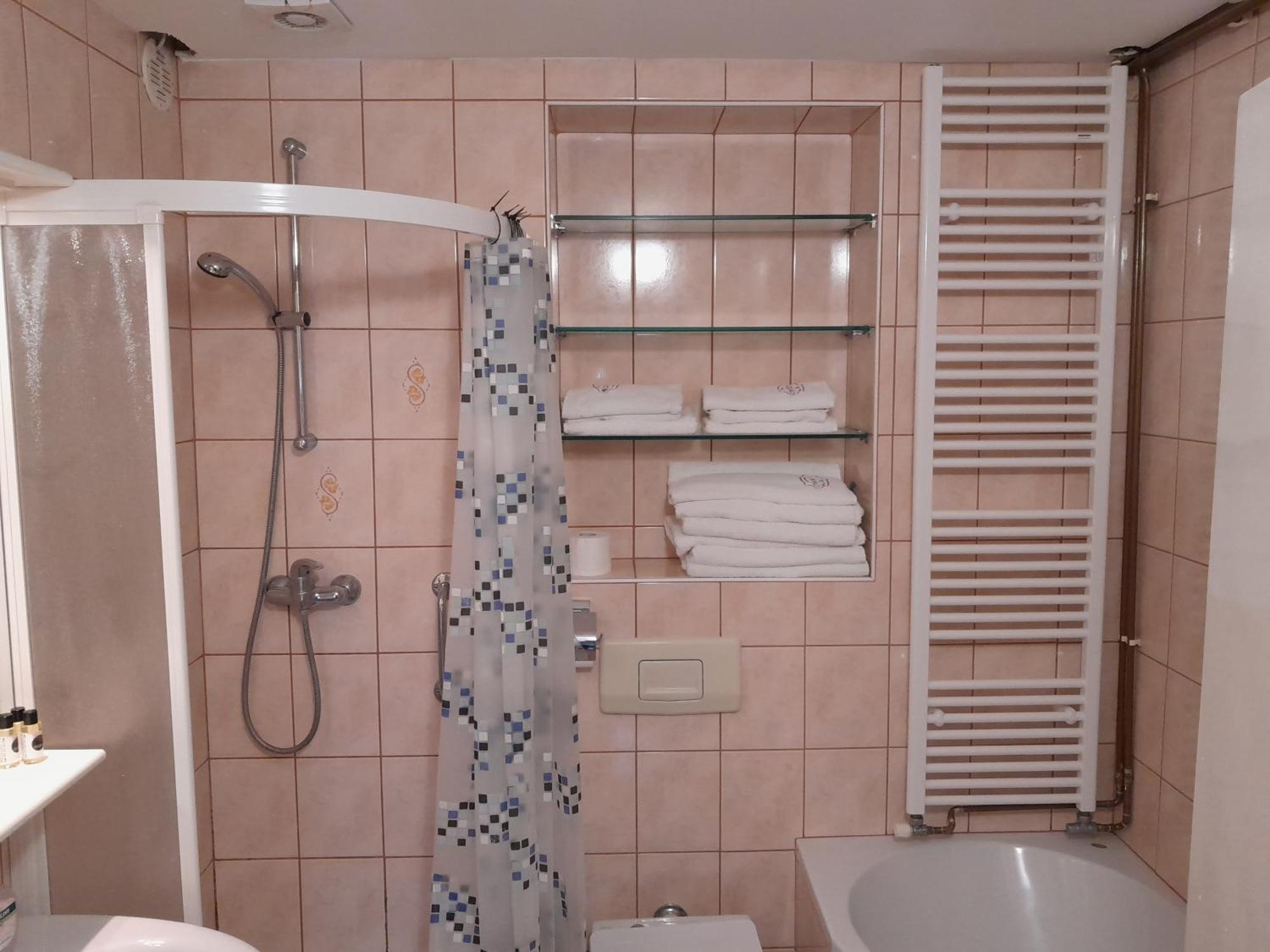 Hotel Pri Belokranjcu Ново Место Екстер'єр фото