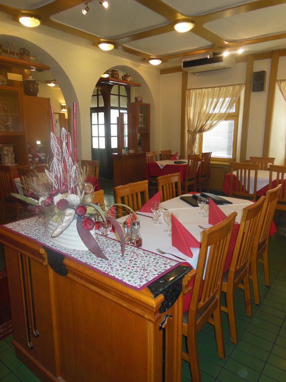 Hotel Pri Belokranjcu Ново Место Екстер'єр фото